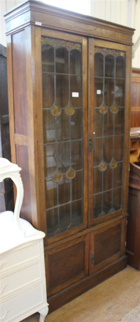 Oak bookcase with leaded light doors(-)